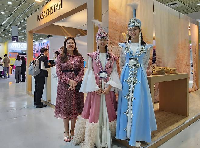 국제관광전의 카자흐스탄 미녀들