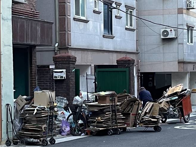 재활용 쓰레기를 줍는 노인. 주소현 기자