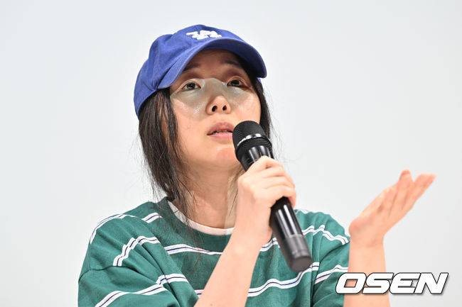 [OSEN=조은정 기자]하이브 산하 레이블 어도어의 대표 민희진이 25일 오후 서울 서초구 한국컨퍼런스센터에서 경영원 탈취 시도 의혹 관련 긴급기자회견을 열었다.앞서 하이브는 민희진 대표가 뉴진스를 데리고 본사로부터 독립하려 한다는 제보를 받아 관련 증거 수집에 나섰다.&nbsp;하이브는 A 씨 등 어도어 경영진이 대외비인 계약서를 유출하고, 하이브가 보유하고 있는 어도어 주식을 팔도록 유도했다는 정황을 포착해 감사권을 발동했으며&nbsp;A 씨가 하이브 내부 정보를 어도어에 넘긴 것으로도 파악했다. 이와 관련,&nbsp;민희진 대표는 공식입장을 통해 '아일릿의 뉴진스 카피 사태'에 문제를 제기하자 하이브로부터 해임 통보를 받은 것이라고 반박했다.민희진 대표가 입장을 발표하고 있다. 2024.04.25 /cej@osen.co.kr