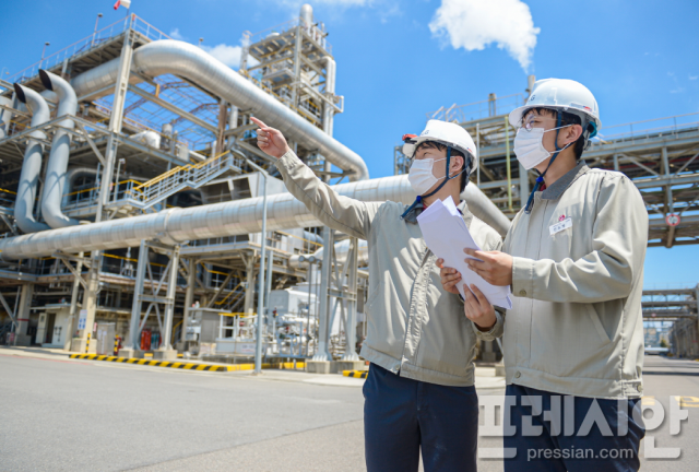 ▲LG화학 여수공장 직원들이 DX가 적용된 설비를 살펴보고 있다.ⓒLG화학 여수공장