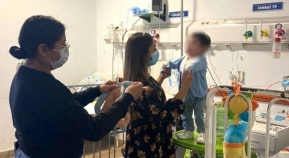 사진=버려진 아기를 입양하기로 한 간호사가 아기와 놀아주고 있다.