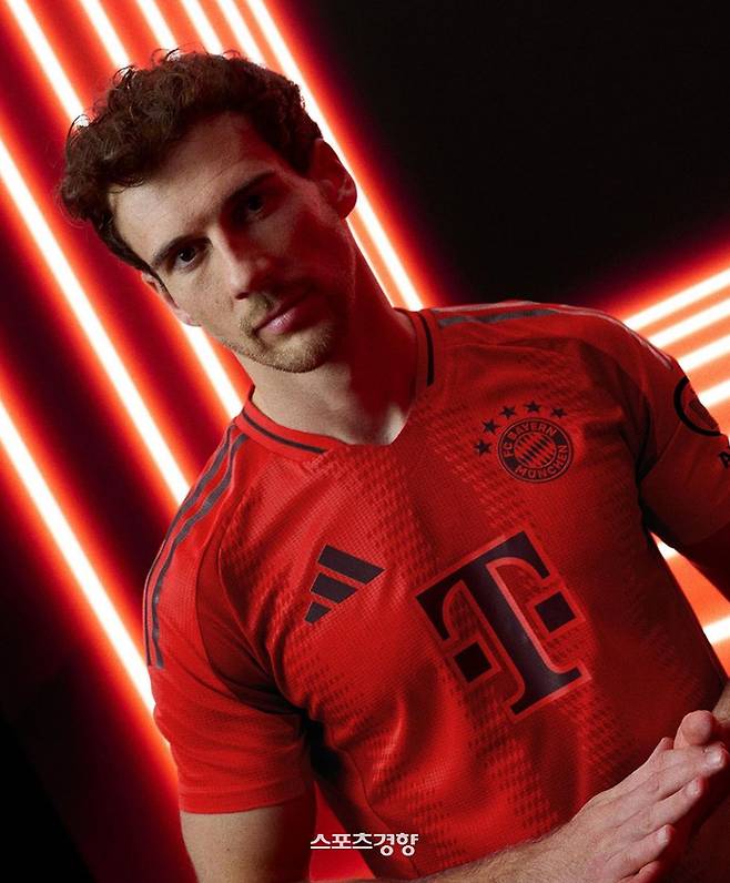 2024~2025시즌 바이에른 뮌헨의 홈 유니폼을 입은 레온 고레츠카. 바이에른 뮌헨 SNS 캡처