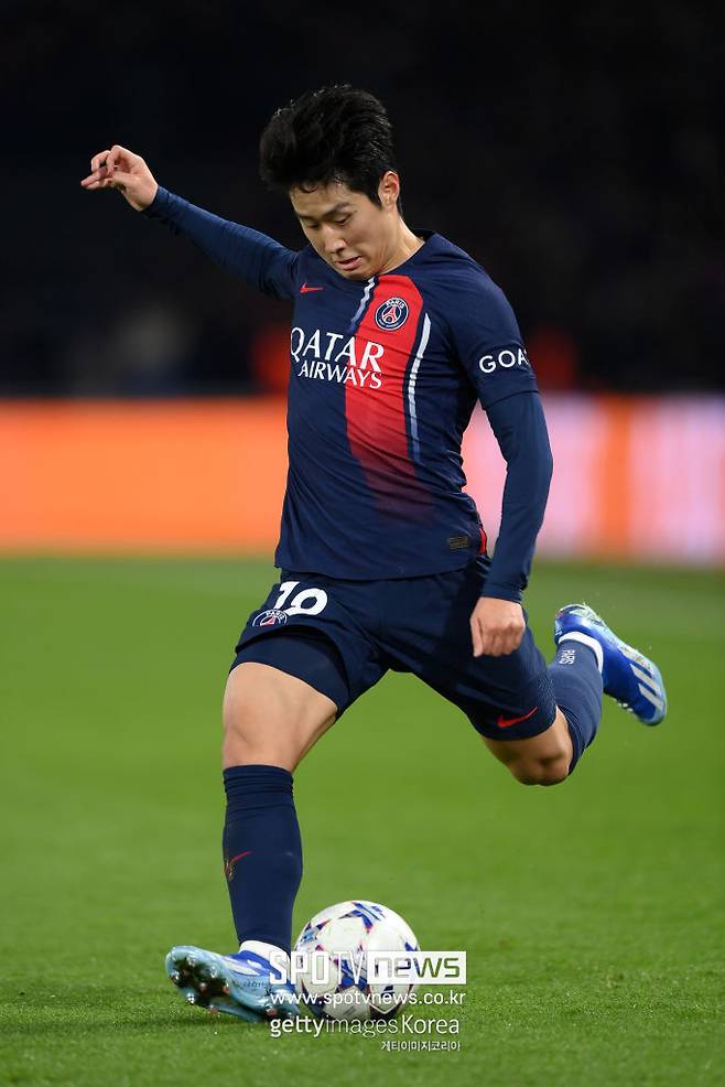 ▲ 프랑스 매체 ‘르 파리지앵’은 7일(한국시간) “파리 생제르맹(PSG)은 유럽축구연맹 챔피언스리그(UCL) 4강 2차전에서 파비앙 루이스 대신 이강인을 선발 출전시킬 것으로 보인다”라고 전망했다. 이강인은 앞선 1차전이었던 보루시아 도르트문트 원정 경기에서 출전하지 못했다. 당시 PSG는 0-1로 패했다.