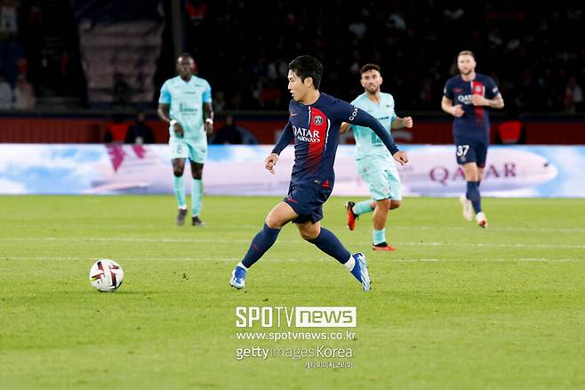 ▲ 프랑스 매체 ‘르 파리지앵’은 7일(한국시간) “파리 생제르맹(PSG)은 유럽축구연맹 챔피언스리그(UCL) 4강 2차전에서 파비앙 루이스 대신 이강인을 선발 출전시킬 것으로 보인다”라고 전망했다. 이강인은 앞선 1차전이었던 보루시아 도르트문트 원정 경기에서 출전하지 못했다. 당시 PSG는 0-1로 패했다.