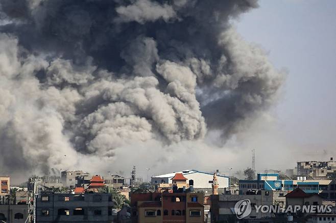 이스라엘군의 공습 이후 검은 연기가 치솟는 가자지구 라파. [AFP 연합뉴스. 재판매 및 DB 금지]