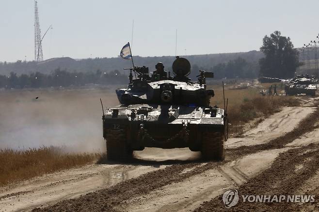 가자지구 남부를 향해가는 이스라엘 탱크 [신화 연합뉴스. 재판매 및 DB 금지]