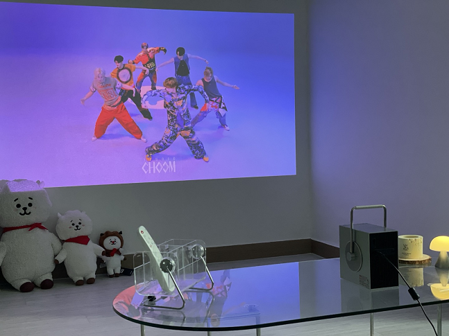 LG 시네빔 큐브으로 재생한 4K 영상./사진=백유진 기자 byj@