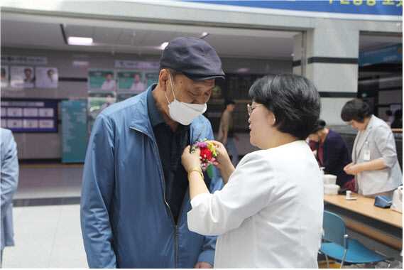 대전을지대학교병원(병원장 김하용)은 8일 어버이날을 맞아 간호사회 ‘테나(TENA)’ 주최로 외래 및 병동 환자 200명에게 병원 1층 로비에서 혈압.혈당 검사를 진행하고, 카네이션을 달아드리며 작은 효를 실천하는 따뜻한 시간을 가졌다.