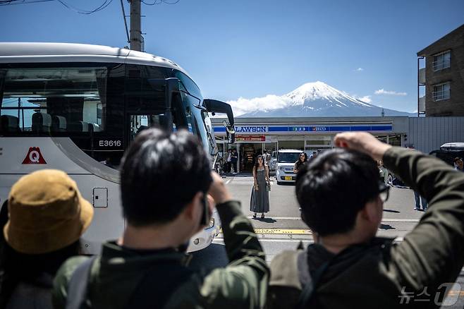 '후지산 사진 명소'로 알려지면서 비매너 관광객들로 몸살을 앓으면서 거대한 거림막을 설치할 예정인 일본 야마나시현 후지카와구치코 마을에 있는 한 편의점 ⓒ AFP=뉴스1