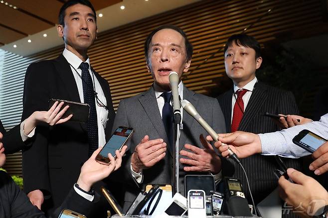 일본은행의 우에다 가즈오 총재가 7일 저녁, 도쿄에서 기시다 후미오 총리와 면담한 뒤 기자들의 질문을 받고 있다. 2024.05.07 ⓒ AFP=뉴스1 ⓒ News1 최종일 기자