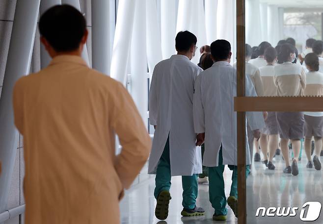 3일 서울의 한 대학병원에서 의료진이 이동하고 있다. 2024.4.3/뉴스1 ⓒ News1 박정호 기자