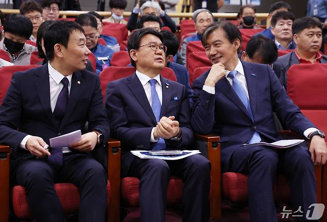 조국 조국혁신당 대표와 황운하 원내대표, 김용민 더불어민주당 의원이 8일 서울 여의도 국회 의원회관에서 열린 제22대 국회 검찰개혁 입법전략 토론회에서 대화를 하고 있다. 2024.5.8/뉴스1 ⓒ News1 송원영 기자