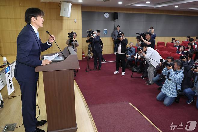 조국 조국혁신당 대표가 8일 서울 여의도 국회 의원회관에서 열린 제22대 국회 검찰개혁 입법전략 토론회에서 축사를 하고 있다. 2024.5.8/뉴스1 ⓒ News1 송원영 기자