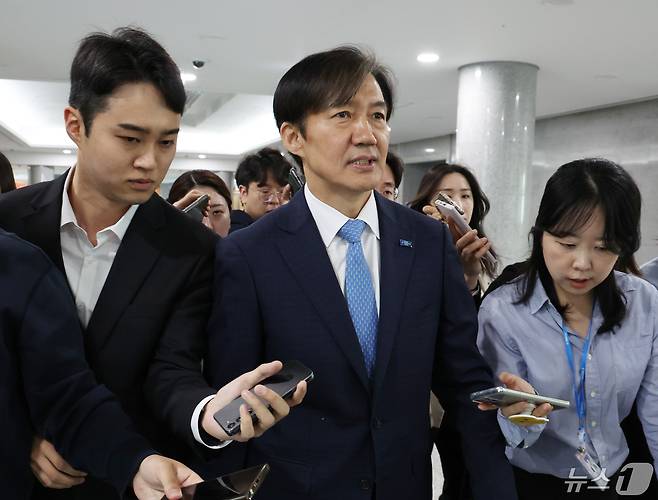 조국 조국혁신당 대표가 8일 서울 여의도 국회 의원회관에서 열린 제22대 국회 검찰개혁 입법전략 토론회에서 축사 마치고 나오며 취재진의 질문을 받고 있다. 2024.5.8/뉴스1 ⓒ News1 송원영 기자