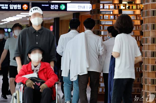 서울 시내 대학병원에서 의료진과 환자가 이동하고 있다. 2024.5.2/뉴스1 ⓒ News1 안은나 기자
