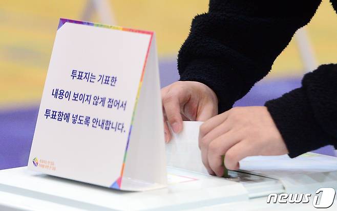 제22대 국회의원 선거 본투표날인 10일 광주 서구 상무고등학교에 마련된 투표소에서 유권자들이 투표용지를 투표함에 넣고 있다. 2024.4.10/뉴스1 ⓒ News1 이승현 기자