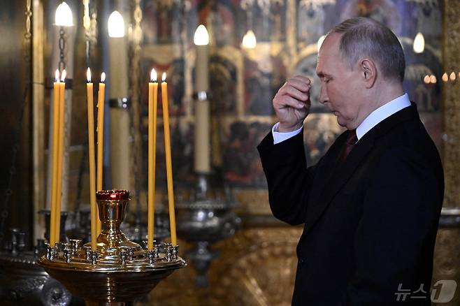 푸틴이 미사에 앞서 기도하고 있다. ⓒ 로이터=뉴스1 ⓒ News1 우동명 기자