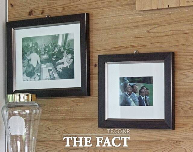 김성용 신부의 집 한 편에 걸린 1980년 5월 '죽음을 행진' 때 찍은 사진(오른쪽)과 수습대책위원회 사진(왼쪽). / 사진 = 나윤상 기자