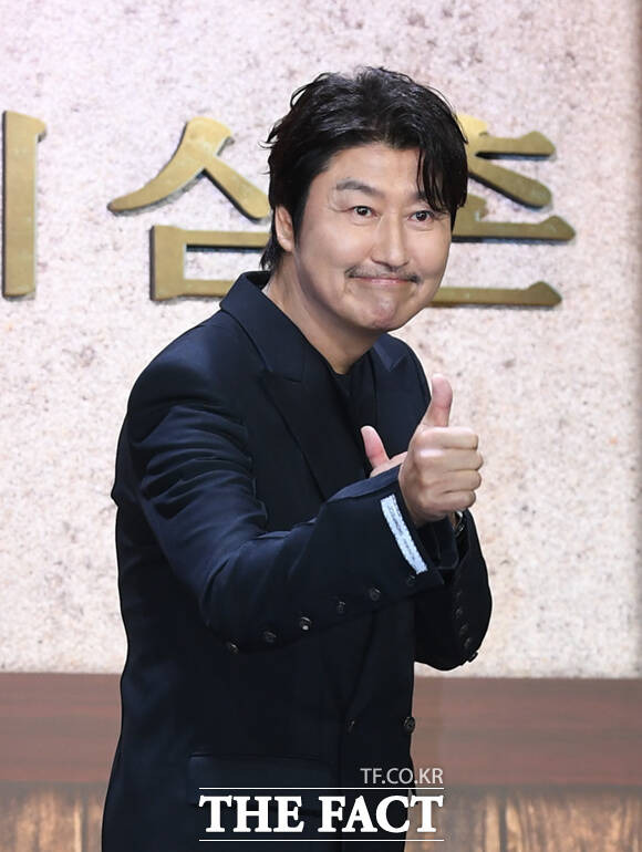 배우 송강호가 8일 오전 서울 강남구 그랜드 인터컨티넨탈 서울 파르나스에서 열린 디즈니플러스 오리지널 시리즈 '삼식이 삼촌' 제작발표회에 참석해 포즈를 취하고 있다. /이새롬 기자