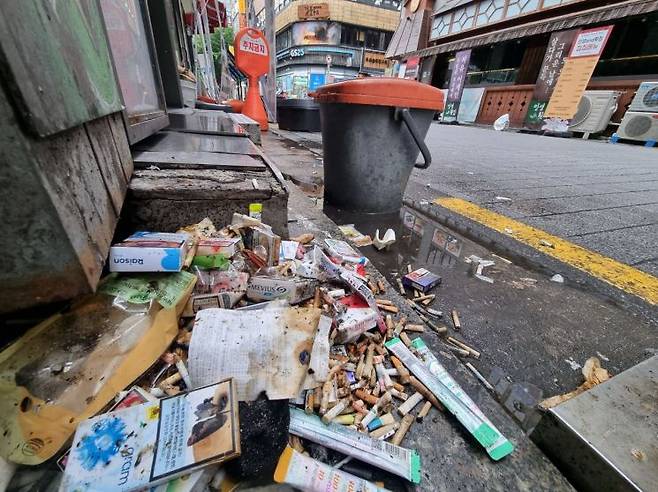 7일 오전 9시께 서울 종로구 한 골목길에 담배꽁초와 쓰레기가 뒤엉켜있다.[사진=심성아 기자]