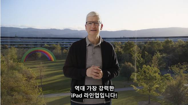 7일 팀 쿡 애플 최고경영자가 온라인 행사에서 애플의 신규 아이패드 제품을 공개하고 있다./애플