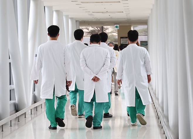 전공의들이 20일까지 복귀하지 않으면 내년에 전문의가 한명도 안나올 수 있다는 우려가 나온다. 사진은 4월 15일 서울 소재 한 대학 병원에서 의료진이 이동하는 모습. /연합뉴스