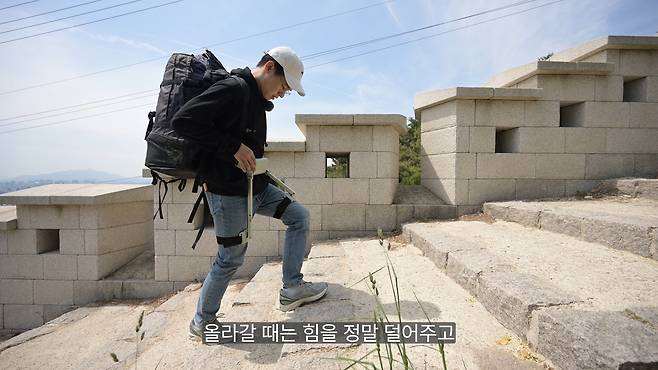 장형태 기자가 윔 로봇을 입고 인왕산을 오르는 모습. 보조모드를 활성화하면 로봇이 걸음을 보조해 힘이 덜 들어간다. /조선일보 유튜브 '형테크'.