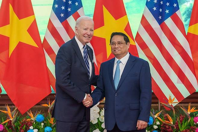 지난해 9월 베트남을 방문한 조 바이든 미국 대통령(왼쪽)이 응우옌 푸 쫑 베트남 당 서기장과 악수를 하고 있다. /백악관