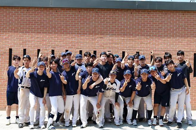 용인예술과학대 야구부 선수들이 지난 1일 횡성베이스볼파크에서 치러진 사이버한국외대와의 경기 승리 후 기념 사진을 촬영하고 있다.ⓒ 대학측 제공