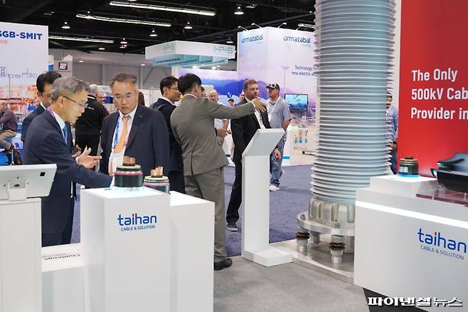 송종민 대한전선 부회장(왼쪽 두번째)이 미국 캘리포니아주 애너하임에서 열리는 미국 최대 규모 전력 산업 전시회 'IEEE PES T&D' 대한전선 부스를 둘러보고 있다. 대한전선 제공
