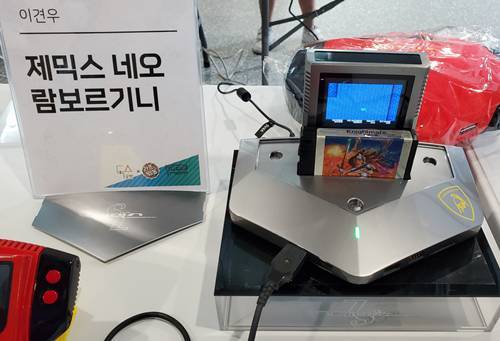 (팩에다 LCD를 심고 화면과 사운드를 연결해서 올인원으로 즐길 수 있도록 제작한 것이 특징이다)