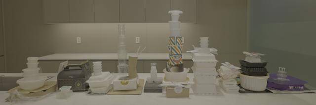 한국일보 기후대응팀이 코로나19 팬데믹 시기였던 2021년 2월 음식 배달로 발생하는 플라스틱 일회용품 폐기물 문제를 확인하기 위해 직접 주문한 음식 10종(2인 세트)의 포장재들. 왼쪽부터 돈가스, 치킨, 곱창, 후식(팬케이크와 커피), 초밥, 중식(탕수육과 면), 족발, 분식(떡볶이와 튀김), 한식(김치찌개와 불고기), 피자. 배달 음식들에서는 평균 9.7개의 일회용 쓰레기와 6.2개의 플라스틱 폐기물이 나왔습니다. 기후대응팀·현유리 PD