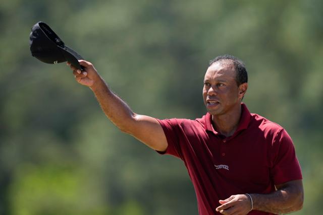 타이거 우즈가 지난달 14일 미국 조지아주 오거스타 내셔널 골프클럽에서 열린 미국프로골프(PGA) 투어 마스터스 토너먼트 최종 라운드를 마친 후 갤러리를 향해 모자를 벗어 인사하고 있다. 오거스타=AP 뉴시스