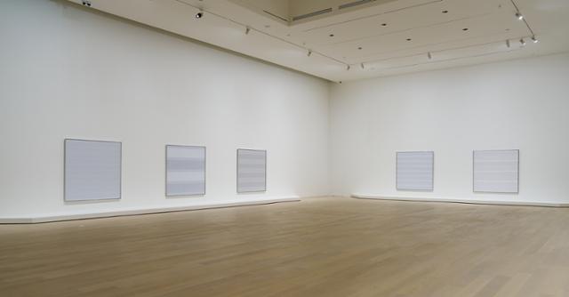 갤러리 2에는 1977년에서 1992년 사이 제작된 회색 모노크롬(단색화) 회화를 중심으로 전시되어 있다. 솔올미술관 제공