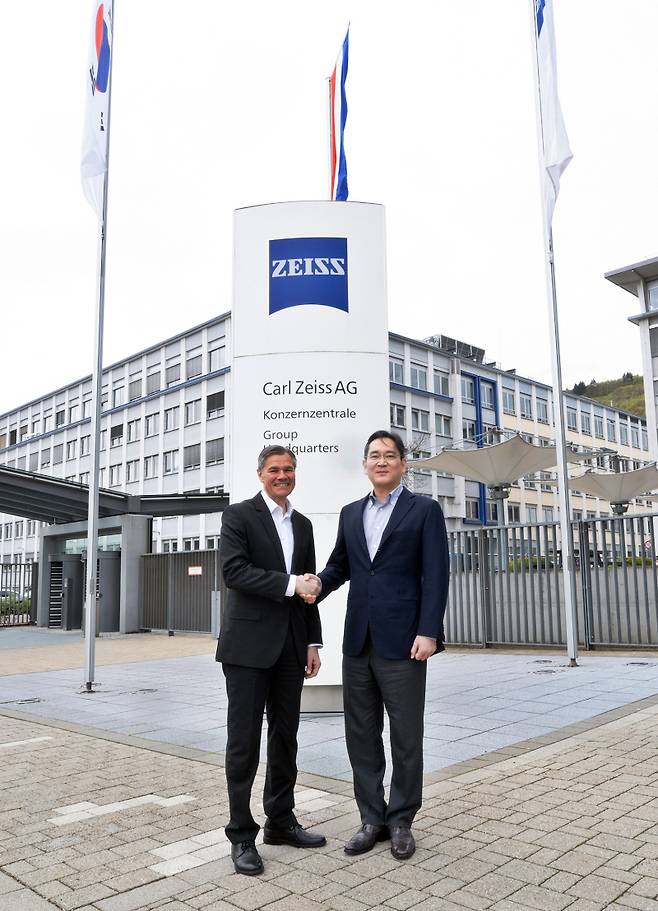 지난 달 독일 오버코헨 ZEISS 본사를 방문한 이재용 삼성전자 회장이 칼 람프레히트 자이스그룹 CEO와 악수를 하고 있다. 삼성전자 제공