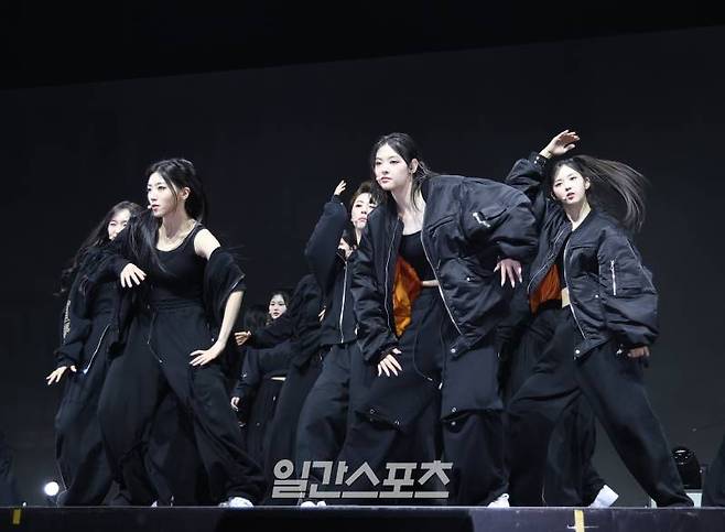 그룹 트리플에스(tripleS)가 8일 오후 서울 광진구 예스24라이브홀에서 열린 첫 번째 정규앨범 '어셈블24’(ASSEMBLE24) 발매 기념 쇼케이스에 참석해 타이틀곡 무대를 선보이고 있다. 타이틀곡 '걸스 네버 다이'는 고난과 어려움 속에서도 무너지지 않는 소녀들의 의지를 주제로 다룬 곡이다. 서병수 기자 qudtn@edaily.co.kr /2024.05.08/