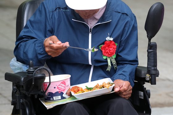 어버이날을 하루 앞둔 7일 대구시 두류공원 무료 급식소에서 한 어르신이 식사를 하고 있다. [뉴스1]