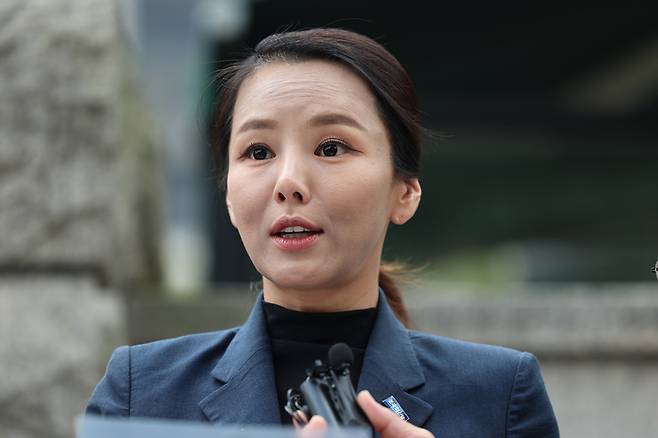 이정섭 검사의 비위 의혹을 제기한 강미정 조국혁신당 대변인이 8일 오후 이 검사의 탄핵 심판 변론기일이 열리는 서울 종로구 헌법재판소앞에서 기자회견을 열고 탄핵 판결 촉구 회견문을 낭독하고 있다. 연합뉴스