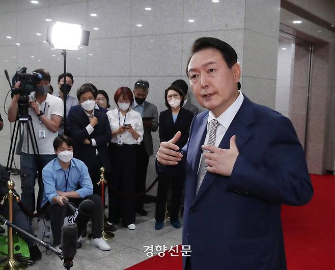 윤석열 대통령이 용산 대통령실 청사로 출근하며 기자들의 질문에 답하는 모습. 강윤중 기자