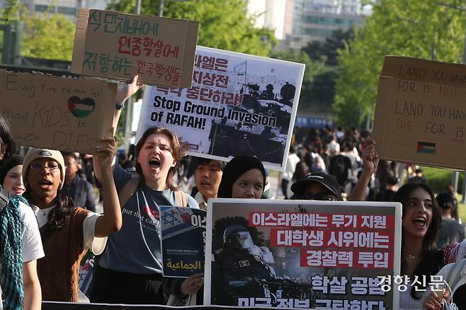 ‘팔레스타인에 연대하는 연세대 학생 행동’ 회원들이 8일 서울 서대문구 연세대학교에서 팔레스타인 지지를 호소하며 행진하고 있다. 성동훈 기자