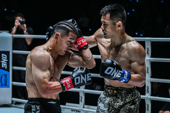 China's Wei Rui, right, clashes with Japan's Hiroki Akimoto at ONE Fight Night 22 on May 3 at Lumpinee Boxing Stadium in Bangkok, Thailand. [ONE]