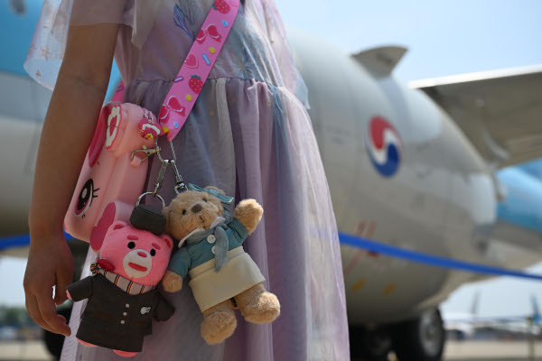 패밀리데이에 참여한 한 어린이의 가방에 대한항공 굿즈인 테디베어 키링, 아시아나항공 굿즈인 벨리곰 키링이 함께 걸려 있다. 3년 넘게 이어진 대한항공과 아시아나항공의 합병은 결말로 달려가고 있다.