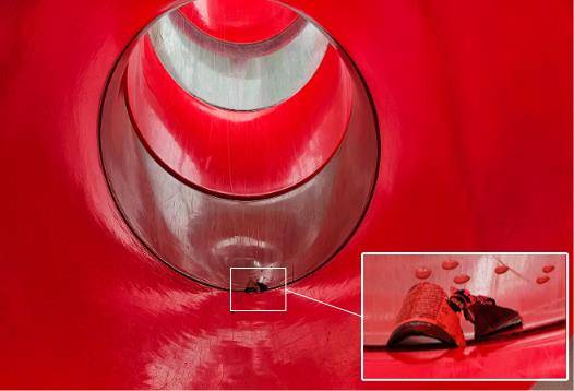 지난 7일 경북 구미 지역 커뮤니티에 올라온 '미끄럼틀'에 박힌 유리 파편 사진. 웹사이트 캡처