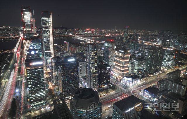 서울 여의도 증권가의 2020년 12월 19일 야경. 국민일보DB