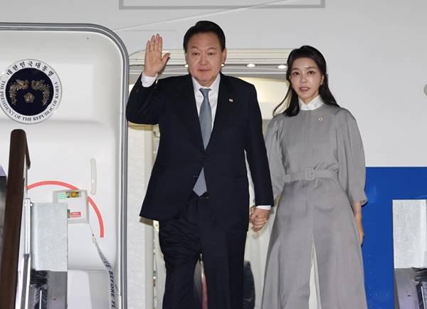 ▲2022년 9월 윤석열 대통령과 김건희 여사가 서울공항에 도착해 손을 흔들고 있다. ⓒ 연합뉴스