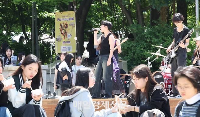 8일 대동제가 열리고 있는 서울 서대문구 이화여자대학교에서 학생들이  축제를 즐기고 있다. 2024.5.8[이충우기자]
