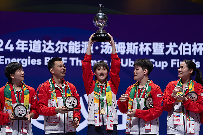 천위페이(가운데)가 중국을 대표하여 2024 우버컵 트로피를 들어 올리고 있다. 사진=AP=연합뉴스 제공