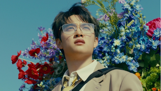 도경수가 ‘믿고 듣는 솔로 보컬리스트’의 저력을 보였다.사진=‘Mars’ 뮤직비디오 캡처