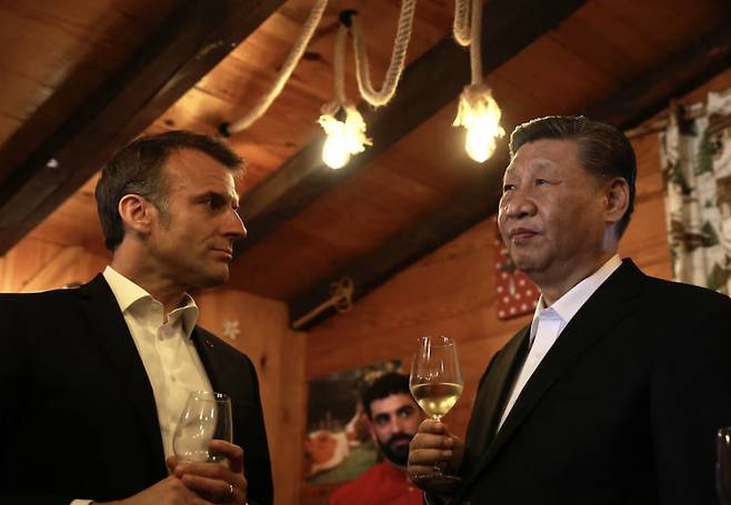 시진핑 중국 국가주석과 에마뉘엘 마크롱 프랑스 대통령이 환담하고 있다./로이터=뉴스1