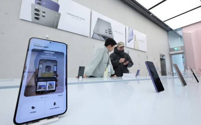 서울 강남구 삼성 강남 스토어에서 고객들이 삼성전자의 최신 플래그십 스마트폰 갤럭시S24 시리즈를 살펴보고 있다./사진=뉴스1